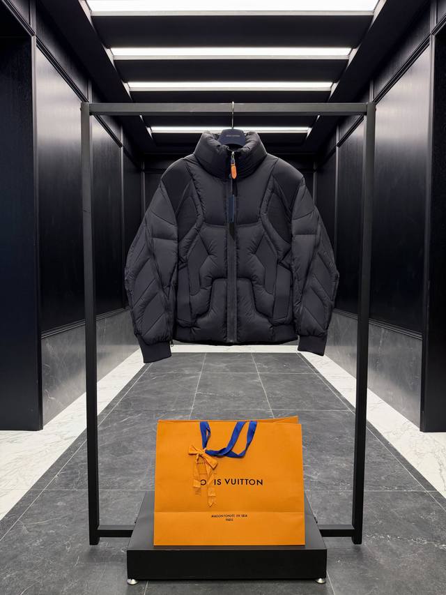 Pre-sale item, shipping at the end of the month. Premium down jacket. Louis Vui