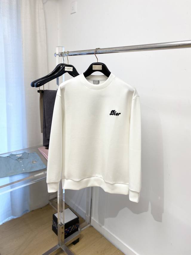 Dior 2025 New Arrival Sweatshirt, stylish and chic, featuring an exquisite embr