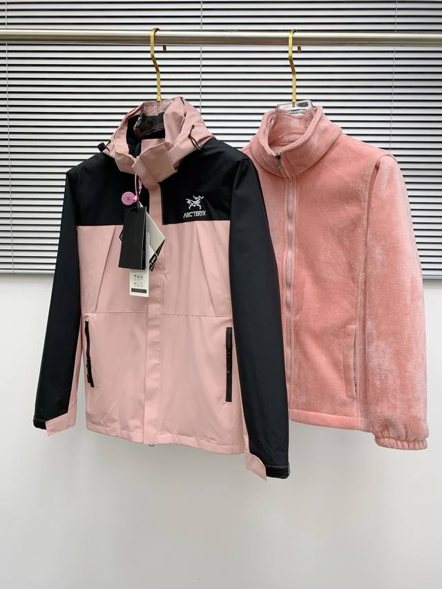 Three-in-one lamb wool Arc'teryx Beta Sv jacket with 10,000-stitch embroidery,