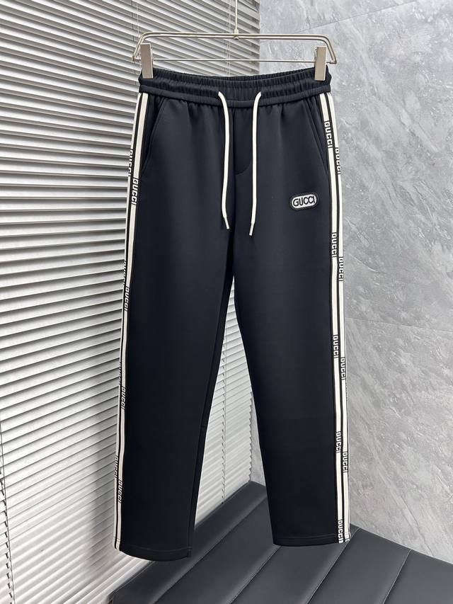 Gu's 2025 Autumn Collection is now available in boutiques. High-quality, fashion