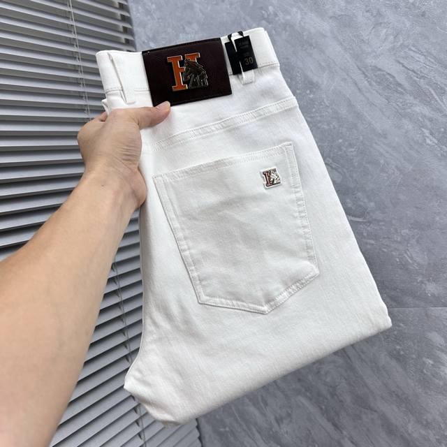 Aima's 2025 Autumn/Winter Bestselling Casual Pants, a must-have versatile style