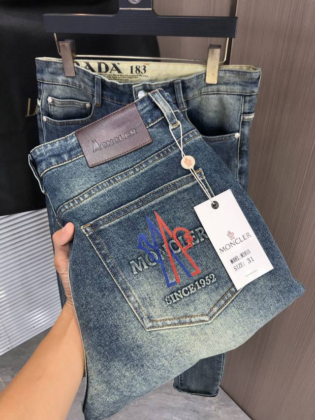 Moncler Fall/Winter Slim Fit Jeans! Heavy-duty acid-washed finish, slim fit wit