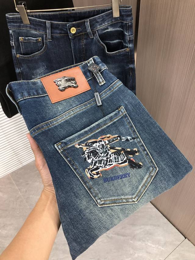 Burberry Fall/Winter Slim Fit Straight Leg Jeans! Featuring a heavy-duty acid-w