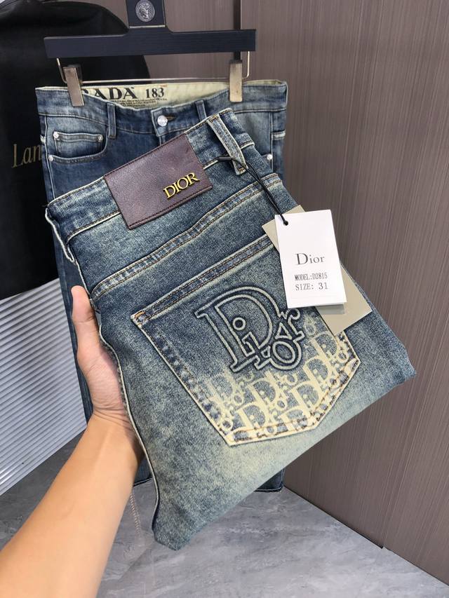 Dior Fall/Winter Slim Fit Jeans! Featuring a heavy-duty acid-washing process, t