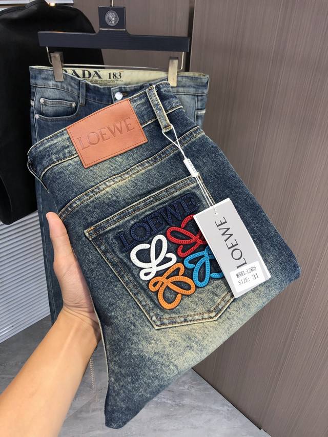 Loewe Fall/Winter Slim Fit Jeans! Featuring a heavy-duty acid-washing process, t