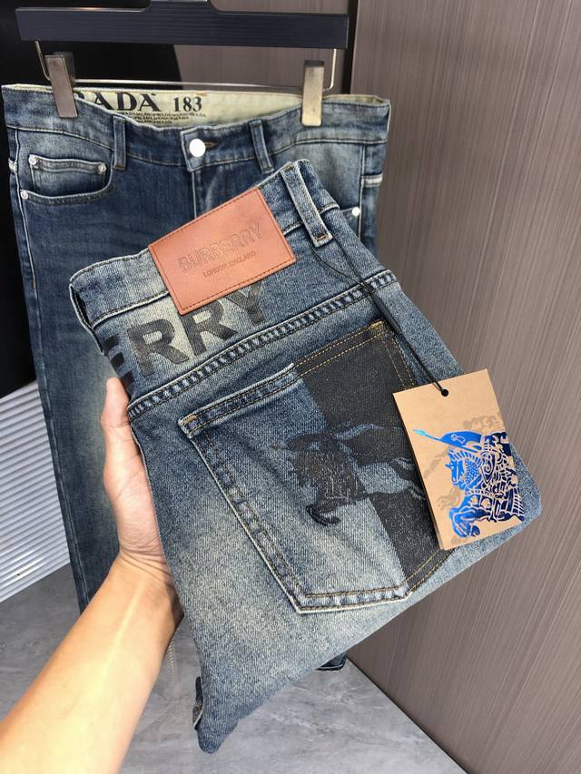 Burberry Fall/Winter Slim Fit Jeans! Featuring a heavy-duty acid-washed finish,