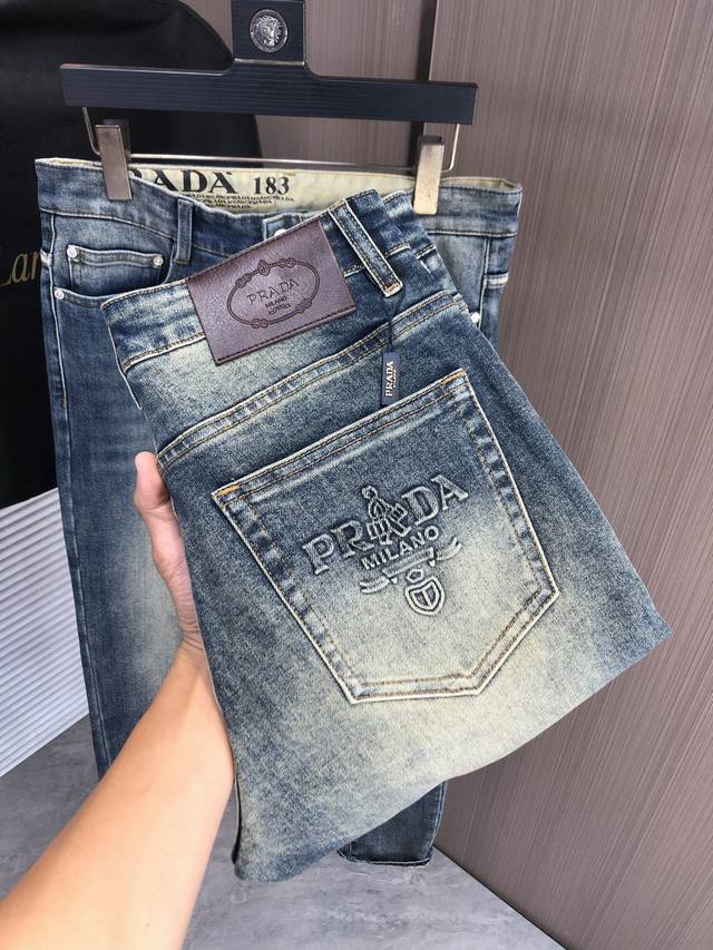 Prada Fall/Winter Slim Fit Jeans! Heavy-duty yeast-washed finish, slim fit with