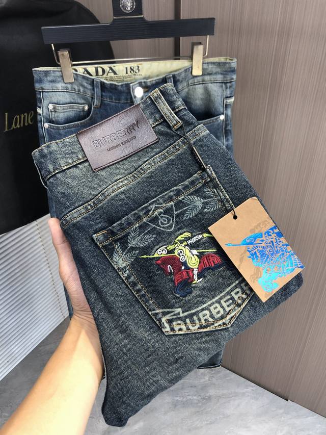 Burberry Fall/Winter Slim Fit Jeans! Featuring a heavy-duty acid-wash finish, t