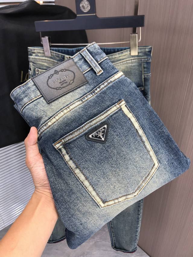 Prada Fall/Winter Slim Fit Jeans! Heavy-duty yeast-washed finish, slim fit with