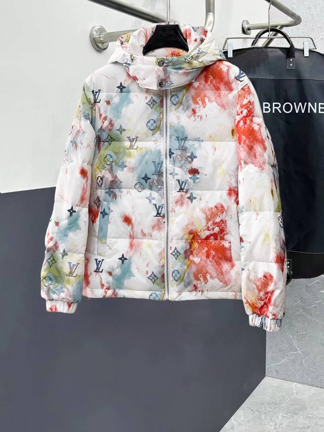 Louis Vuitton (LV) official website new down jacket. This jacket, touted as the