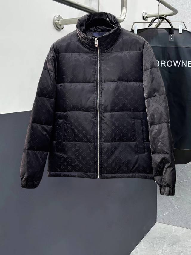 Louis Vuitton (LV) official website new down jacket. This jacket is touted as t