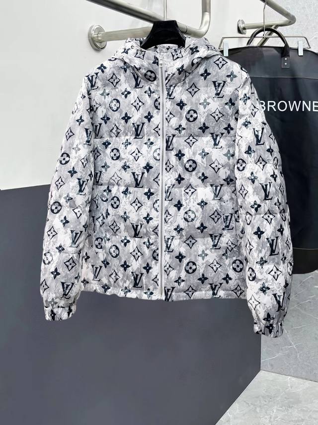 Louis Vuitton (LV) official website new down jacket. This jacket, touted as the
