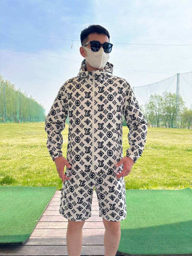 Louis Vuitton LV 2025 Summer Sun Protection Shirt and Shorts Set. Synchronized