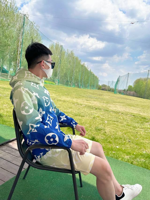 Louis Vuitton LV 2025 Summer Sun Protection Shirt and Shorts Set. Synchronized