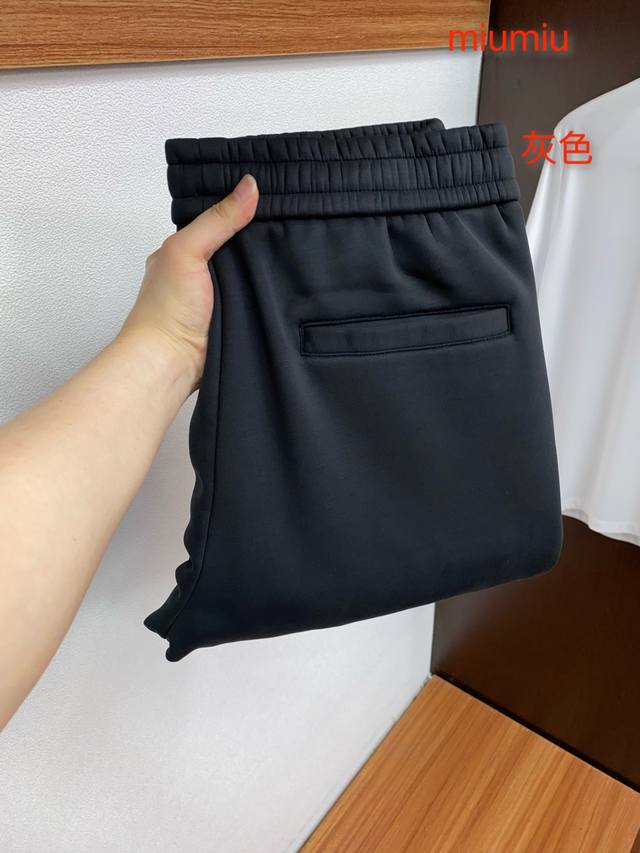 MiuMiu 2025 Autumn/Winter Custom Fleece-Lined Casual Pants. Clean and crisp cut