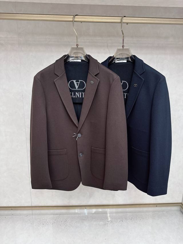 Valentino: Exquisite Taste, Showcasing Gentlemanly Style - Autumn/Winter High-E