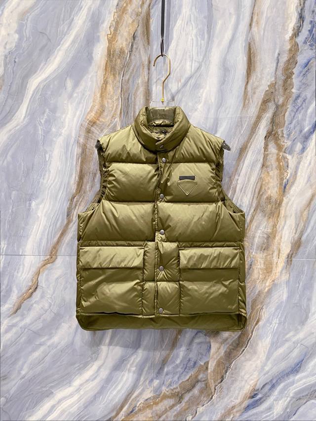 Prada 2025 Fall/Winter New Product Launch, Newest Workwear Down Vest Available