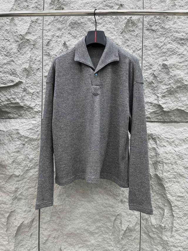 Louis Vuitton's new autumn long-sleeved shirt features a delicate textured fabr