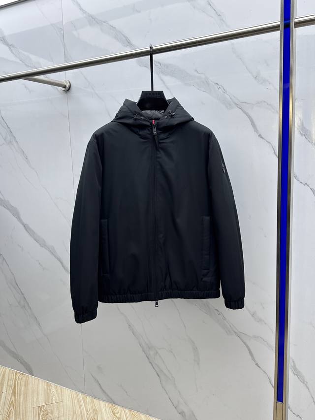 Moncler 2025 Latest Fashion Designer Down Jacket. The hood is non-detachable, an