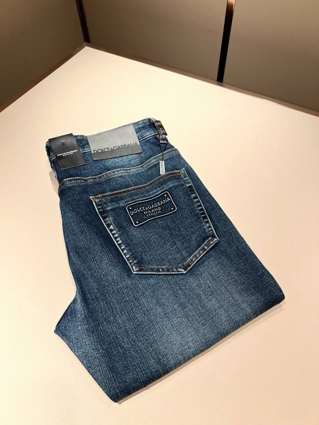 Dolce & Gabbana 2025 Autumn/Winter New Arrival Jeans. The natural wash treatment