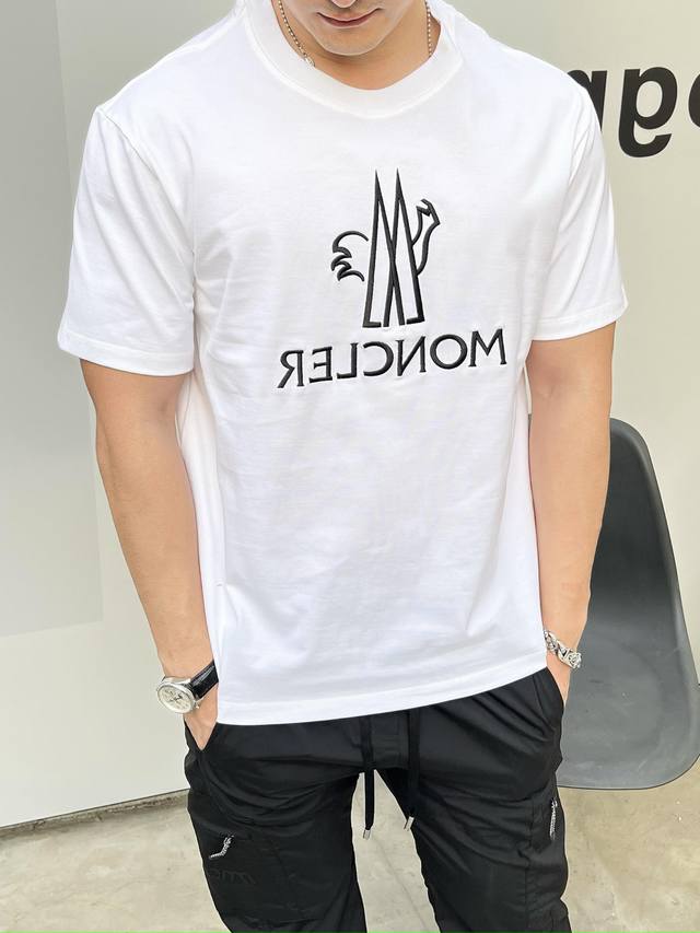 Featured Moncler exclusive autumn new arrival, a stylish and casual crew neck s