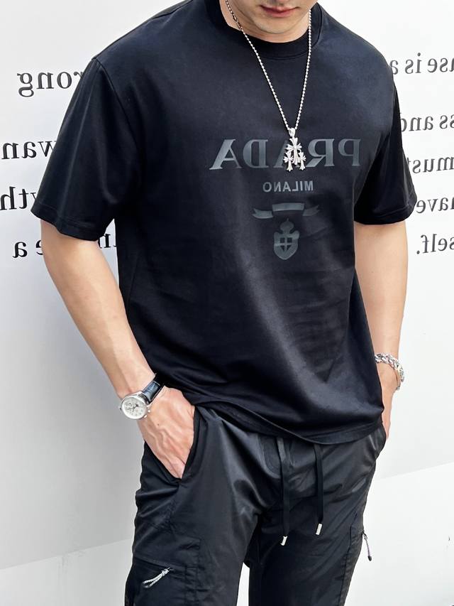 Featured exclusively for Prada, this autumn's new Prada fashion casual crew nec