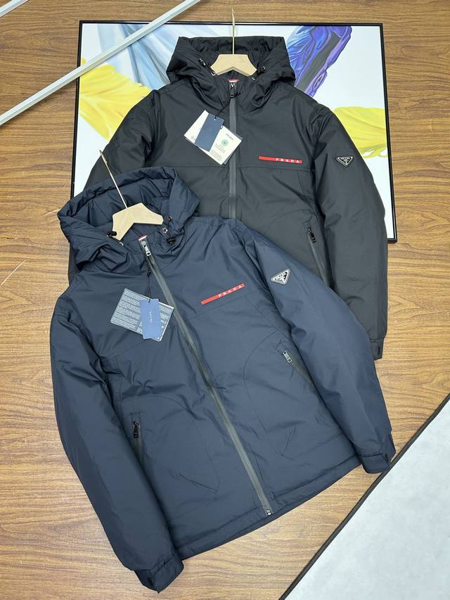 25Ss Latest Prada hooded down jacket with red leather label, a classic basic sty