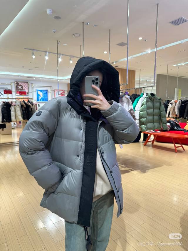 Moncler Black Warrior Short Down Jacket This short parka is made of Longue Saio
