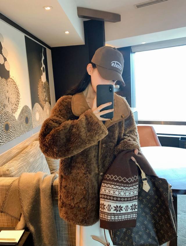 High-end reversible This Maillard-colored lamb wool coat is so warm! The revers