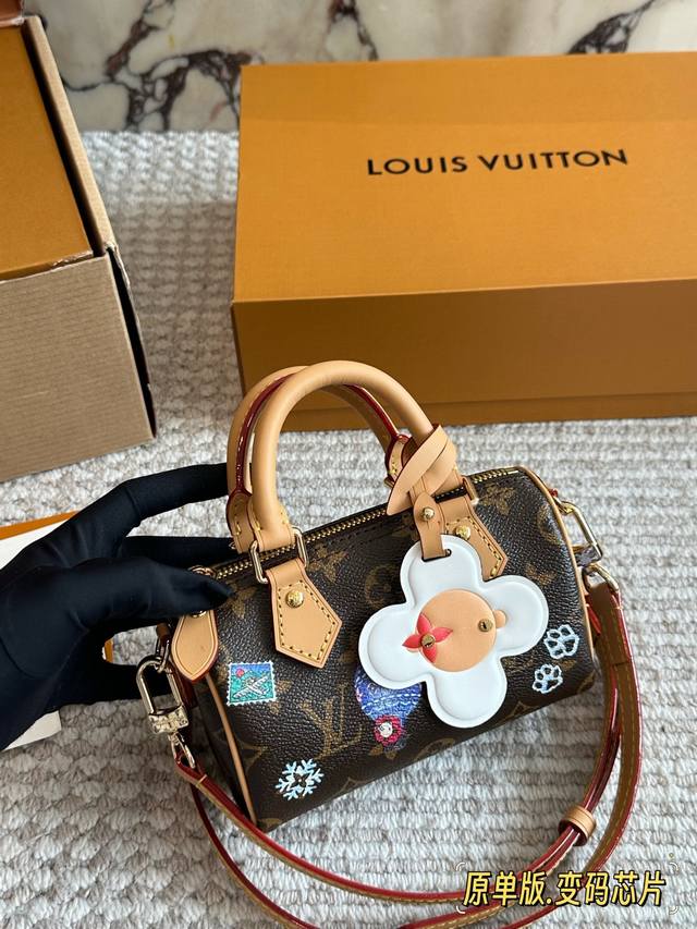 Original single edition with box Christmas limited edition Size: 16*10Cm L brand