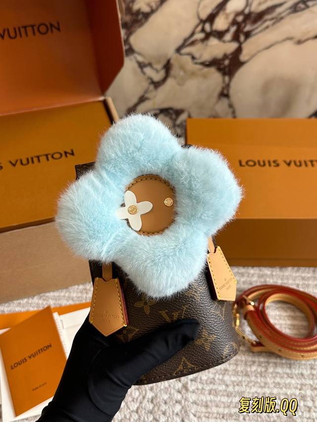 Lv24 New Christmas Limited Edition Vivian Phone Bag - So Cute! Just received thi