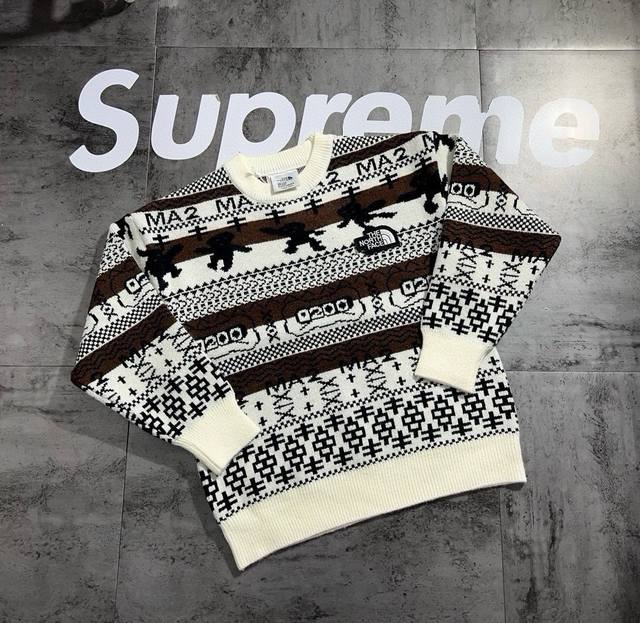 The North Face limited edition three-color couple's round neck thick knit sweat