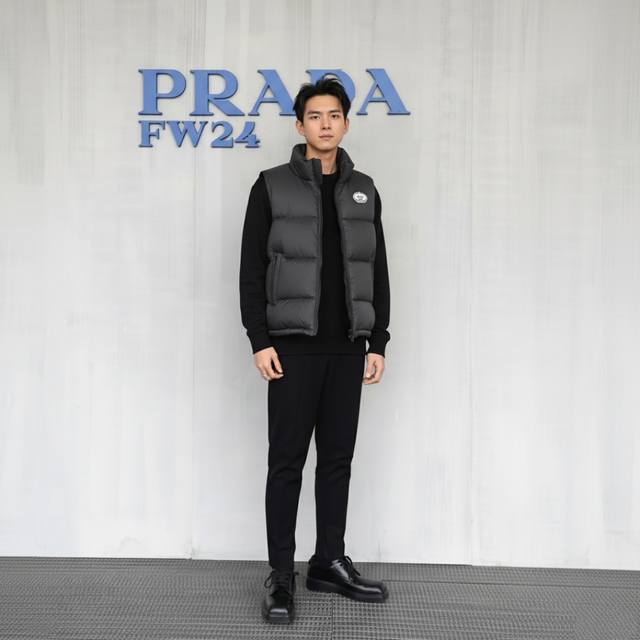 High-quality, high-loft 90% down vest from Prada (2025, worn by Li Xian)! This