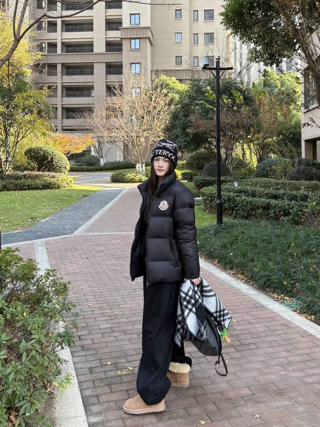 Black upper body effect Moner Moncler logo patch zipper stand collar down jacket