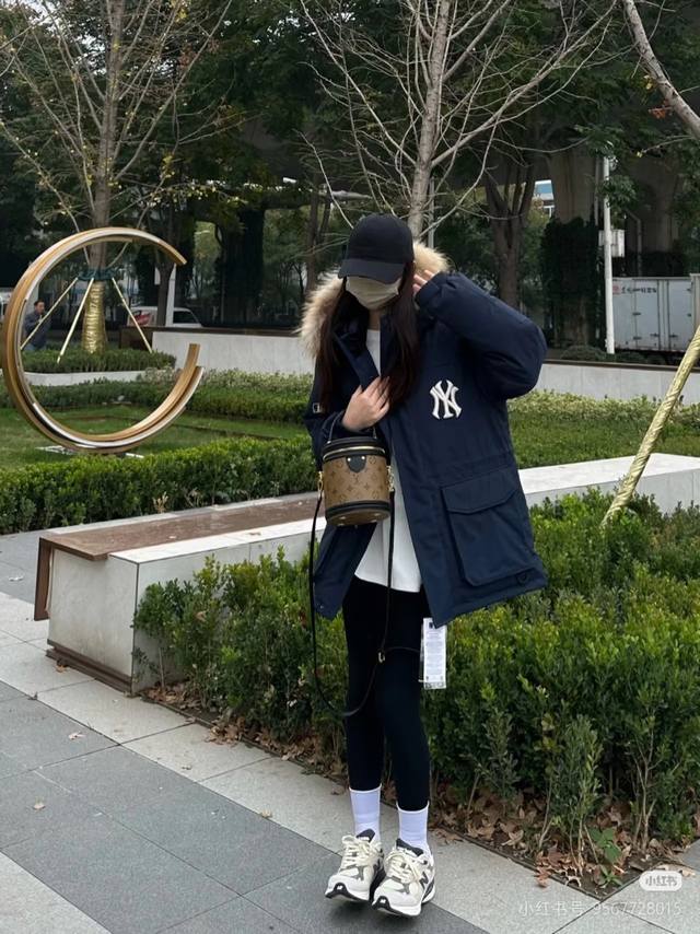 Top-quality high-replica down jacket with large fur collar Workwear style down j