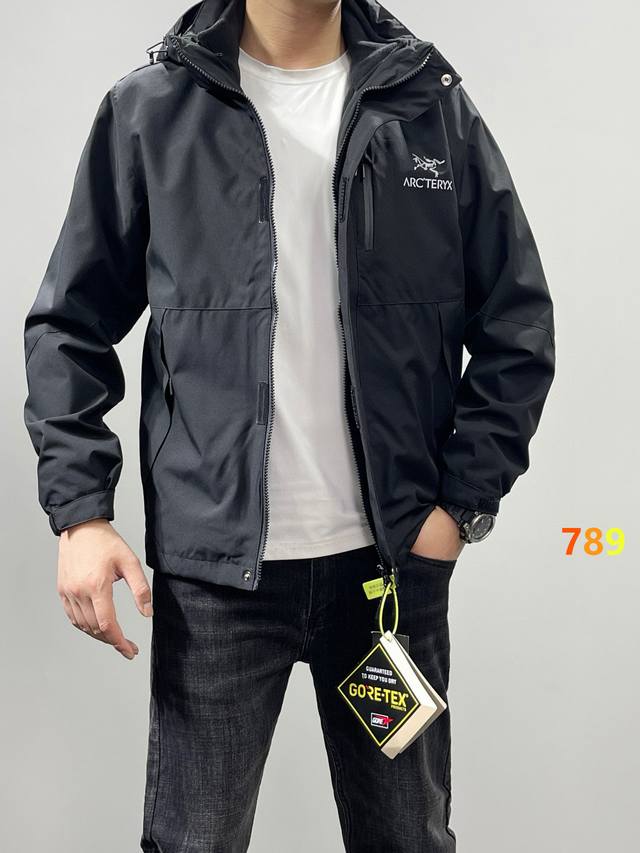 Arc'teryx Casual 3-in-1 Fleece Lined Jacket! Removable lining Outer layer made o