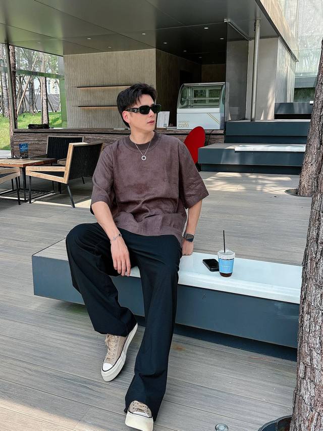 Prada 25Ss New Linen Short-Sleeve T-Shirt. This t-shirt is made of 100% linen f