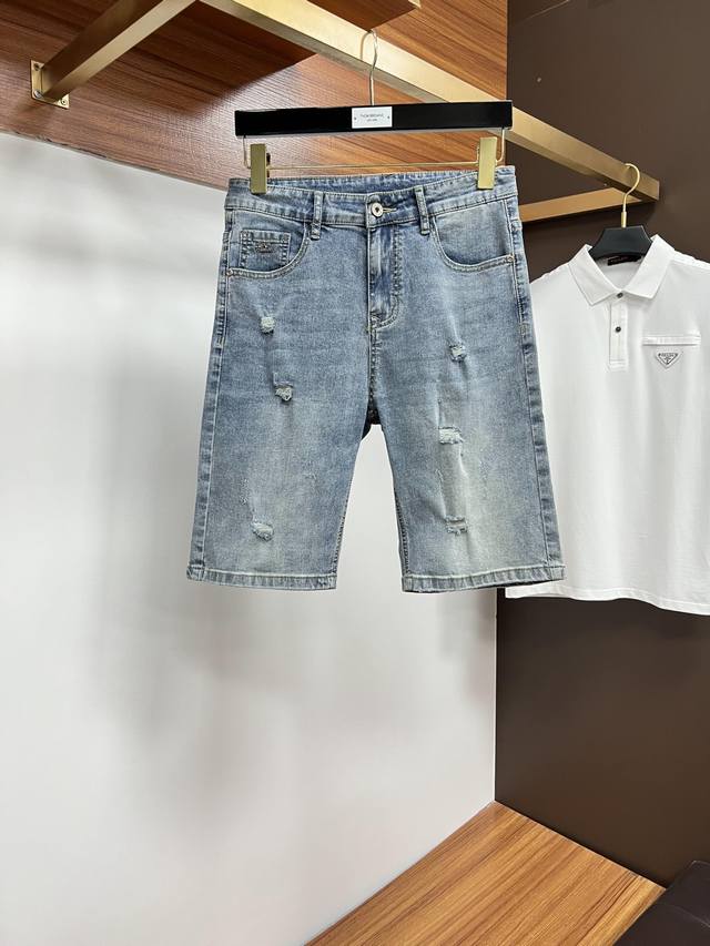 Lv Available simultaneously on the official website and in stores, this is a top