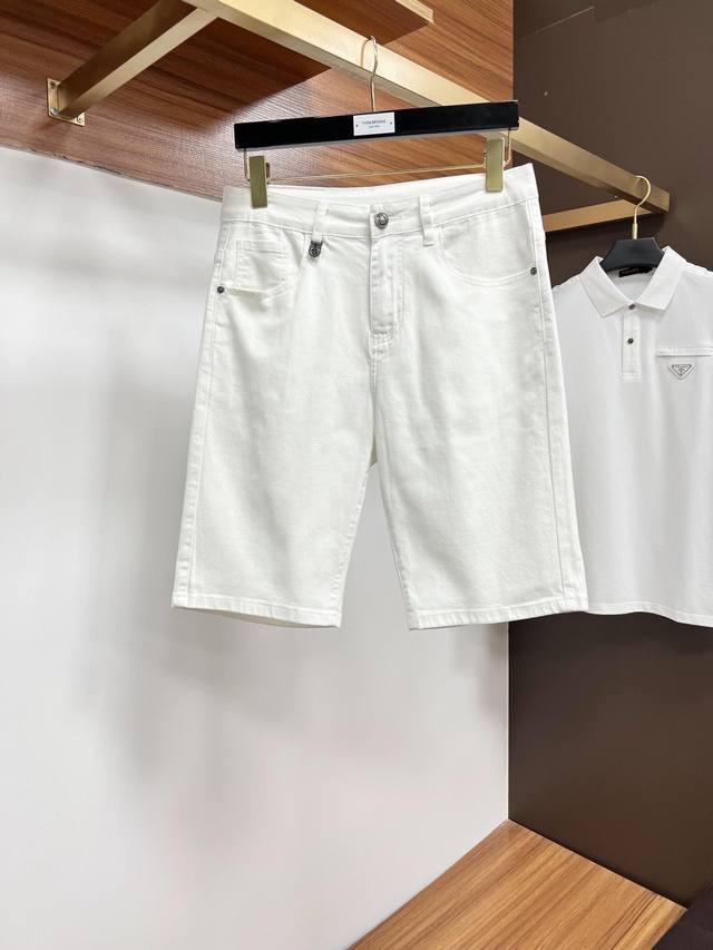 Available simultaneously on the Gucci official website and in stores. Original