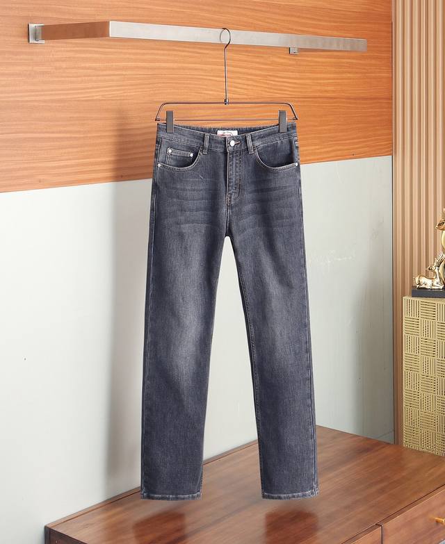 Prada 2025 Early Autumn New Men's Casual Jeans, a high-end quality choice. A ve