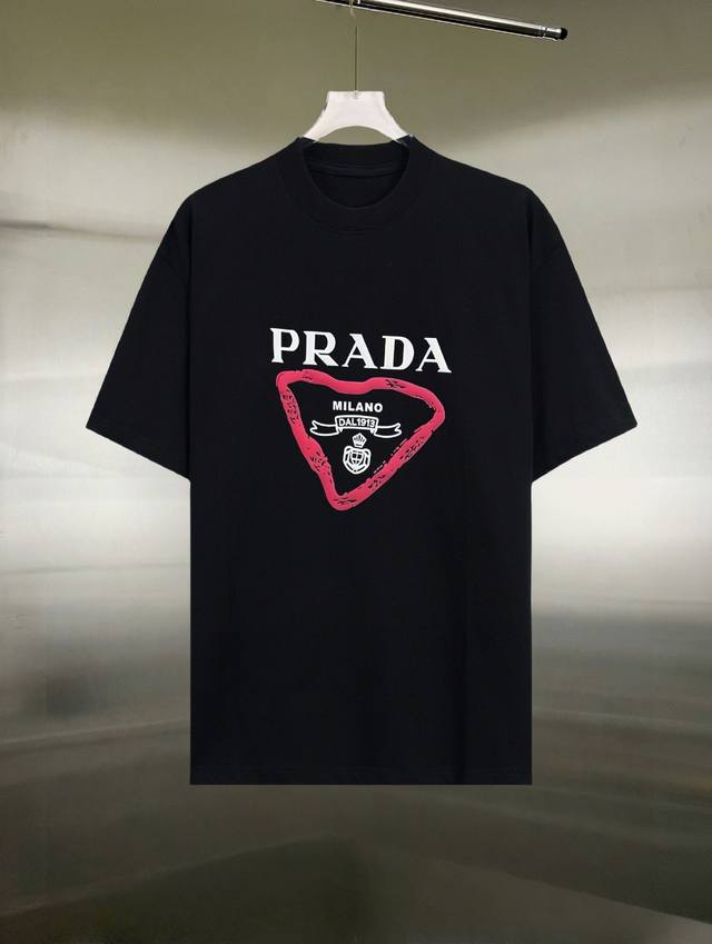 Prada 2025 latest short-sleeved T-shirt, stylish and chic, featuring a premium