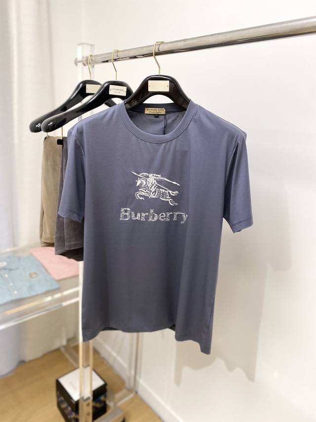 Burberry, 2025 latest short-sleeved T-shirt, stylish and chic, featuring an exq