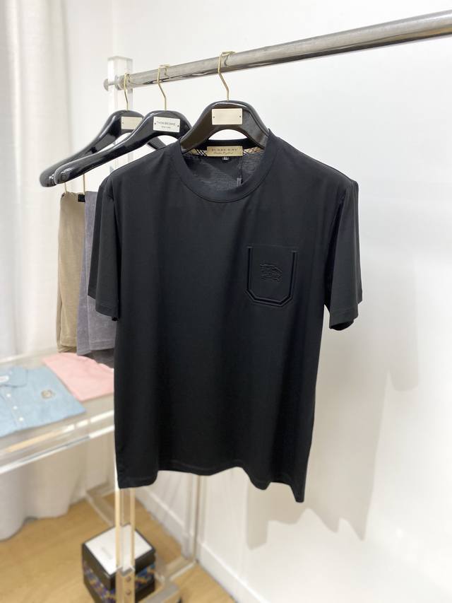 Burberry, 2025 latest short-sleeved T-shirt, stylish and chic, featuring an emb