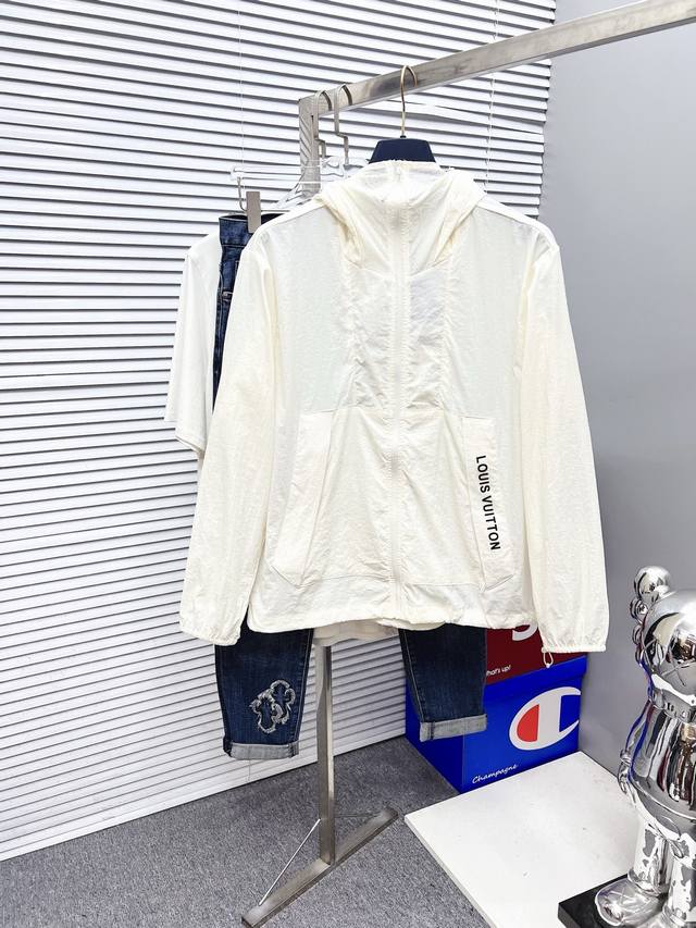 Lv 2025 Spring/Summer New Men's Sunscreen Lightweight Jacket. Featuring a unique