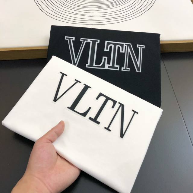 Vltn25Ss Spring/Summer Crew Neck Short Sleeve T-Shirt... Made of mercerized cott