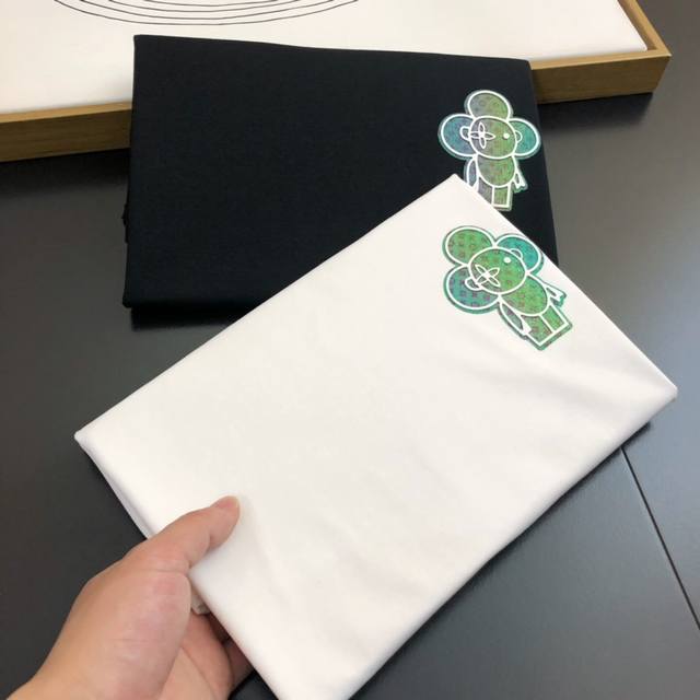 LV25 Spring/Summer New Casual Crew Neck T-Shirt....Sunflower and four-leaf clove