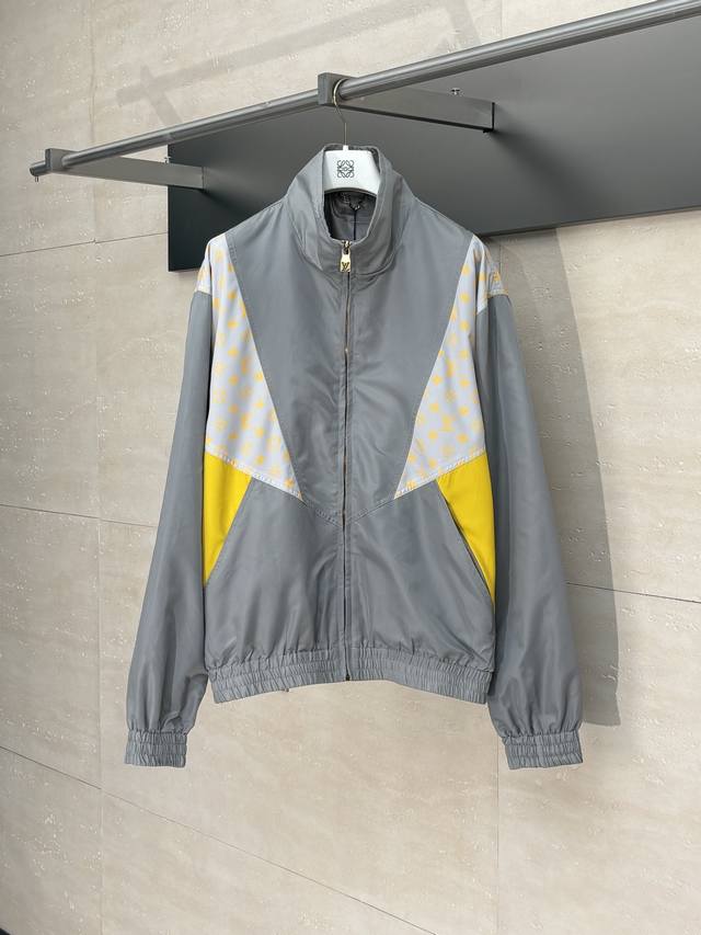 LV Louis 25Ss New Nylon Patchwork Jacket Made of nylon fabric, smooth to the tou