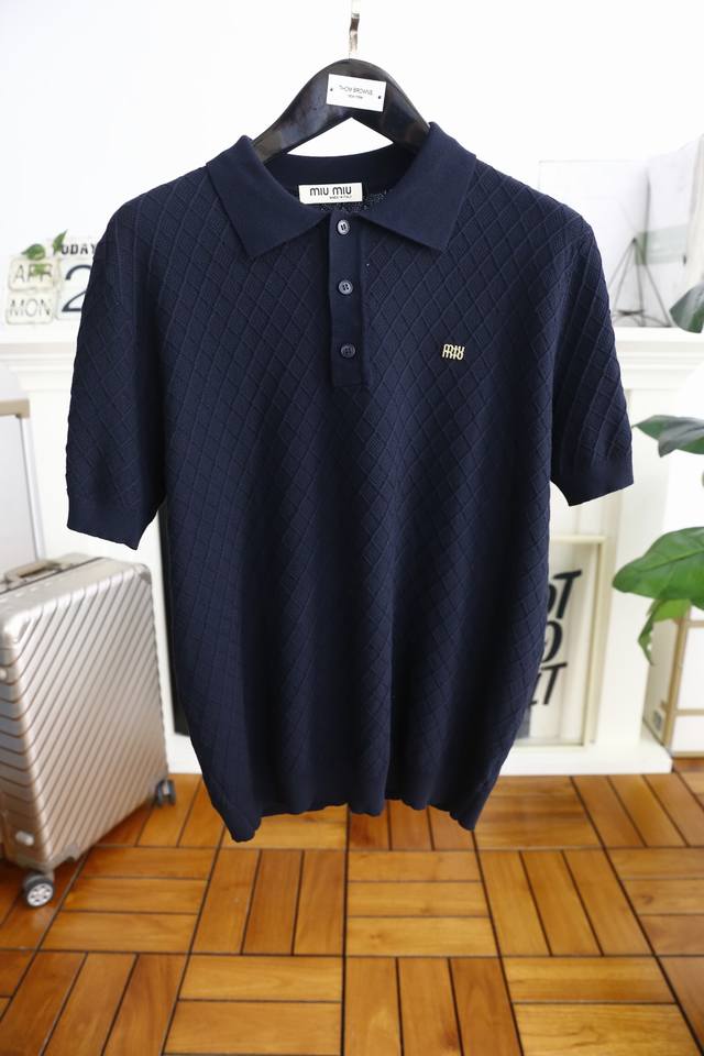 Miumiu. 2025 Summer New Arrival Men's Knitted Short-Sleeve T-Shirt with a Stylis