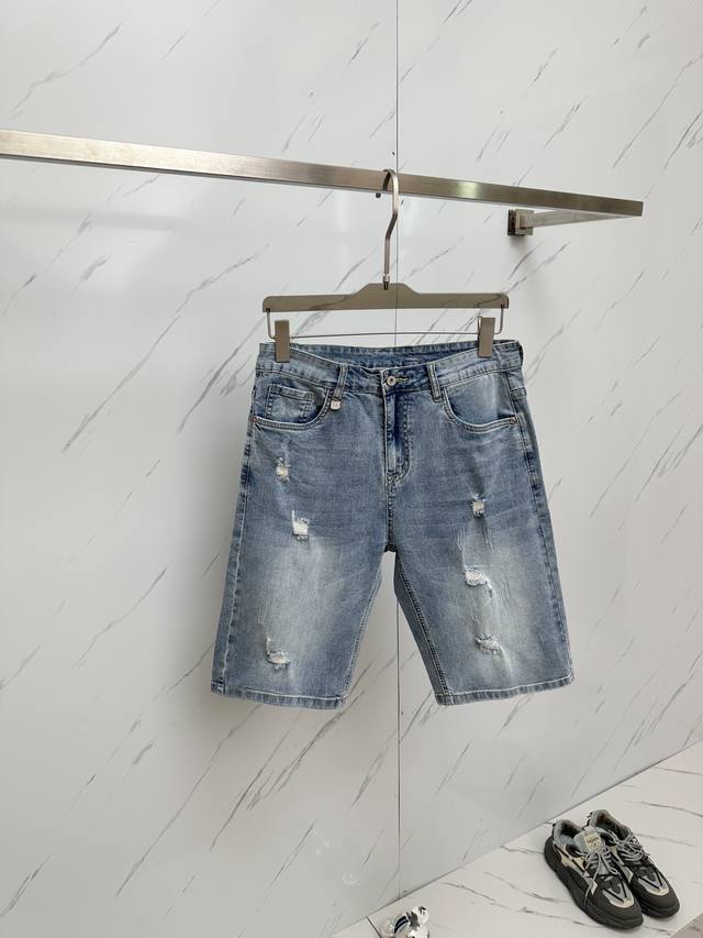 H Available simultaneously on the official website and in stores, this is a genu