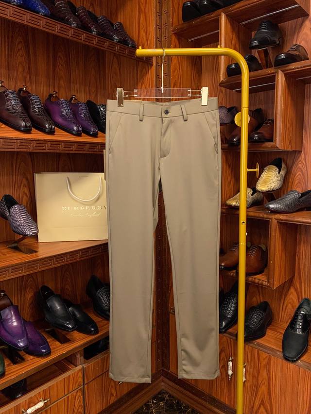 Authentic, top-quality goods from a reputable seller. Burberry's latest spring c